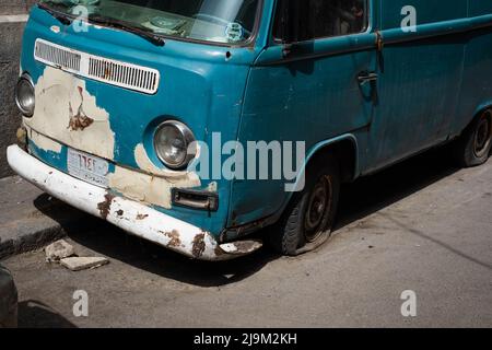 Damaskus, Syrien - Mai 2022: Alter Volkwagen-Bus (VW Bulli) mit Reifenpanne beschädigt Stockfoto