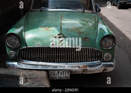 Damaskus, Syrien - Mai 2022: Oldtimer oder Oldtimer (Opel) im Vintage-Zustand auf der Straße Stockfoto