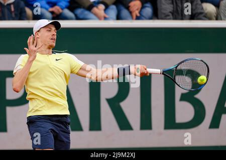 Paris, Frankreich. 24.. Mai 2022. Tennisspieler Denis Shapovalov aus Kanada beim French Open Grand Slam Tennisturnier 2022 in Roland Garros, Paris, Frankreich. Frank Molter/Alamy Live Nachrichten Stockfoto