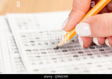 Hand-Füllung in Prüfung-Carbon Computer Papier und Bleistift Stockfoto