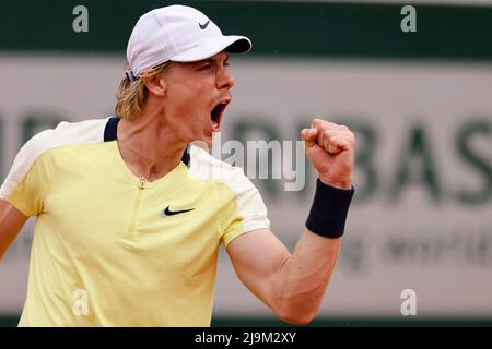 Paris, Frankreich. 24.. Mai 2022. Tennisspieler Denis Shapovalov aus Kanada beim French Open Grand Slam Tennisturnier 2022 in Roland Garros, Paris, Frankreich. Frank Molter/Alamy Live Nachrichten Stockfoto