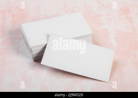 Visitenkarten blank mockup auf rosa Marmor Hintergrund mockup für Design Stockfoto