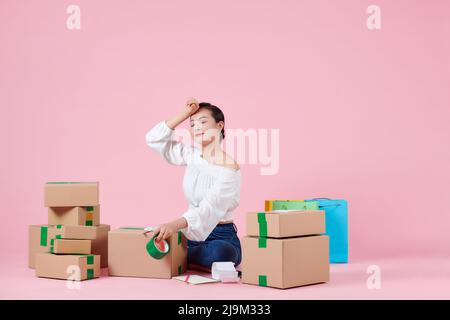 Existenzgründer KMU oder freiberufliche Frau, die mit Box zu Hause Konzept arbeitet, Stockfoto