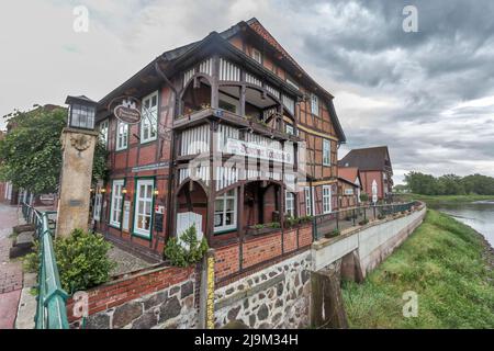 Drawehner-Torschenke Restaurant in historischem Fachwerkhaus aus dem Jahr 1655 in der Drawehnertorstraße am Ufer des Jeetzel, Hitzaacker. Stockfoto