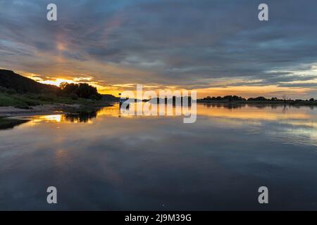 Sonnenuntergang über der Elbe, UNESCO-Biosphärenreservat in Hitzacker, Bezirk Lüchow-Dannenberg in Niedersachsen. Stockfoto