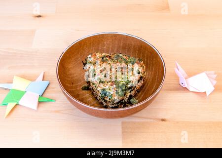 Onigiri oder Omusubi ist ein japanisches Gericht, das aus einer Reiskugel besteht, die mit anderen Zutaten gefüllt ist Stockfoto