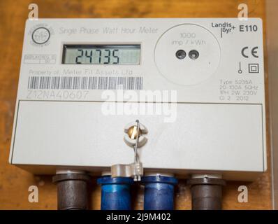 Nahaufnahme eines Landis+Gyr Hausstrommessers in einem Wohngebiet in Großbritannien, Aufzeichnung des Energieverbrauchs (einphasiger Watt-Stundenzähler). Stockfoto