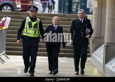 Kenny Macdonald (rechts), stellvertretender Chief Constable of Police Scotland, vor dem Capital House in Edinburgh für die öffentliche Untersuchung von Sheku Bayoh's Tod. Bayoh starb im Mai 2015, nachdem er von Beamten, die auf einen Anruf in Kirkcaldy, Fife, reagierten, zurückgehalten wurde. Bilddatum: Dienstag, 24. Mai 2022. Stockfoto