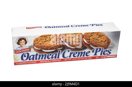 IRVINE, KALIFORNIEN - 22. MAI 2022: Eine Schachtel mit Little Debbie Oatmeal Creme Pies, Sandwich-Kekse. Stockfoto