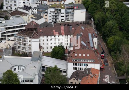 Paderborn, Deutschland. 24.. Mai 2022. Das Luftbild zeigt das beschädigte Dach der St. Michael's High School. Am 20,5.2022 hatte ein Tornado in der Stadt massive Schäden angerichtet. Quelle: Friso Gentsch/dpa/Alamy Live News Stockfoto