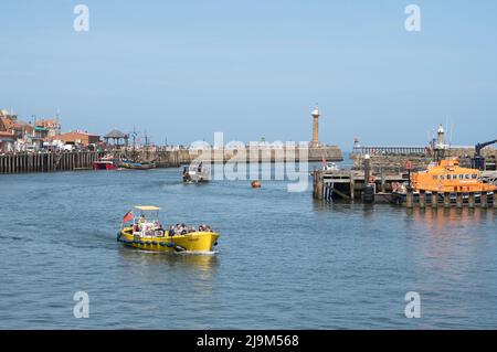 Touristen genießen eine Hafenrundfahrt an Bord des Ausflugsschiffs Dash II auf dem Fluss Esk in Whitby, Yorkshire, England, Großbritannien Stockfoto