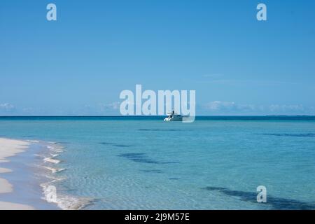 Eine Luxusyacht vor Anker in der Nähe eines verlassenen tropischen Strandes in Isla Mujeres, Mexiko Stockfoto