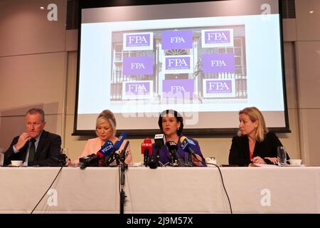 Sinn Fein Mary Lou McDonald , Michelle O'Neil und Conor kamen zu ihrer ersten Pressekonferenz mit ausländischen Journalisten seit ihrem Sieg bei den historischen Wahlen in Nordirland und sprachen über die Fehler von N10 .Boris Johnson und den Brexit und die Auswirkungen in Nordirland nach dem Brexit .Sinn Féin ist eine irische Republikanerin und Demokratiesozialistin Politische Partei, die sowohl in der Republik Irland als auch in Nordirland aktiv ist. Die ursprüngliche Sinn Féin-Organisation wurde 1905 von Arthur Griffith gegründet. Stockfoto