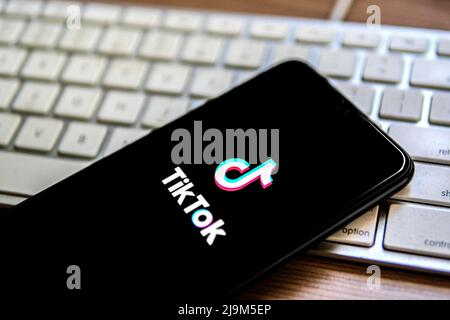 Spanien. 25. April 2022. In dieser Abbildung wird ein TikTok-Logo auf einem Smartphone angezeigt, das auf einer Computertastatur platziert ist. (Foto von Thiago Prudencio/SOPA Images/Sipa USA) Quelle: SIPA USA/Alamy Live News Stockfoto