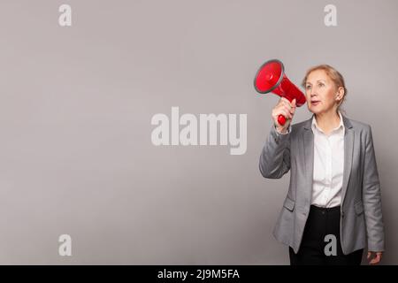 Reife Erwachsene Frau mit rotem Megaphon Stockfoto