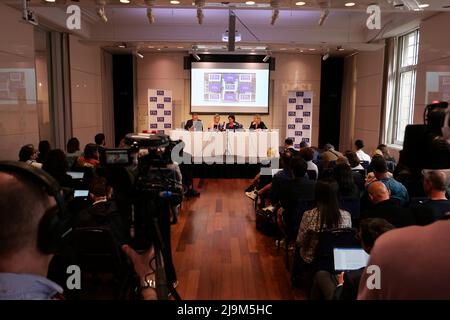 Sinn Fein Mary Lou McDonald , Michelle O'Neil und Conor kamen zu ihrer ersten Pressekonferenz mit ausländischen Journalisten seit ihrem Sieg bei den historischen Wahlen in Nordirland und sprachen über die Fehler von N10 .Boris Johnson und den Brexit und die Auswirkungen in Nordirland nach dem Brexit .Sinn Féin ist eine irische Republikanerin und Demokratiesozialistin Politische Partei, die sowohl in der Republik Irland als auch in Nordirland aktiv ist. Die ursprüngliche Sinn Féin-Organisation wurde 1905 von Arthur Griffith gegründet. Stockfoto