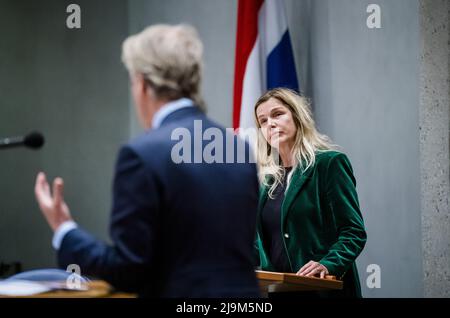 2022-05-24 14:39:09 DEN HAAG - Lucille Werner (CDA) und Robbert Dijkgraaf, Minister für Bildung, Kultur und Wissenschaft, während der wöchentlichen Fragestunde im Repräsentantenhaus. ANP BART MAAT niederlande Out - belgien Out Stockfoto