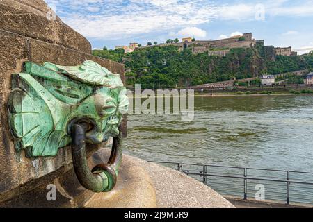 Die Festung Ehrenbreitstein in Koblenz. Wie vom Deutschen Eck gesehen. Stockfoto