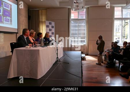 Sinn Fein Mary Lou McDonald , Michelle O'Neil und Conor kamen zu ihrer ersten Pressekonferenz mit ausländischen Journalisten seit ihrem Sieg bei den historischen Wahlen in Nordirland und sprachen über die Fehler von N10 .Boris Johnson und den Brexit und die Auswirkungen in Nordirland nach dem Brexit .Sinn Féin ist eine irische Republikanerin und Demokratiesozialistin Politische Partei, die sowohl in der Republik Irland als auch in Nordirland aktiv ist. Die ursprüngliche Sinn Féin-Organisation wurde 1905 von Arthur Griffith gegründet. Stockfoto