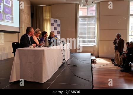 Sinn Fein Mary Lou McDonald , Michelle O'Neil und Conor kamen zu ihrer ersten Pressekonferenz mit ausländischen Journalisten seit ihrem Sieg bei den historischen Wahlen in Nordirland und sprachen über die Fehler von N10 .Boris Johnson und den Brexit und die Auswirkungen in Nordirland nach dem Brexit .Sinn Féin ist eine irische Republikanerin und Demokratiesozialistin Politische Partei, die sowohl in der Republik Irland als auch in Nordirland aktiv ist. Die ursprüngliche Sinn Féin-Organisation wurde 1905 von Arthur Griffith gegründet. Stockfoto