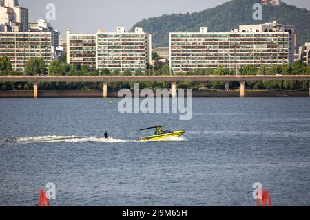 Seoul, Südkorea. 24.. Mai 2022. Im Yeouido Hangang Park in Seoul, Südkorea, kühlen sich die Menschen ab, 24. Mai 2022. Quelle: Wang Yiliang/Xinhua/Alamy Live News Stockfoto