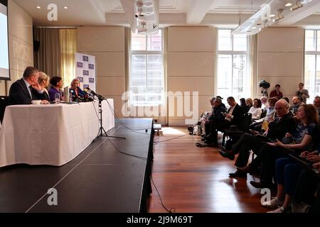 Sinn Fein Mary Lou McDonald , Michelle O'Neil und Conor kamen zu ihrer ersten Pressekonferenz mit ausländischen Journalisten seit ihrem Sieg bei den historischen Wahlen in Nordirland und sprachen über die Fehler von N10 .Boris Johnson und den Brexit und die Auswirkungen in Nordirland nach dem Brexit .Sinn Féin ist eine irische Republikanerin und Demokratiesozialistin Politische Partei, die sowohl in der Republik Irland als auch in Nordirland aktiv ist. Die ursprüngliche Sinn Féin-Organisation wurde 1905 von Arthur Griffith gegründet. Stockfoto