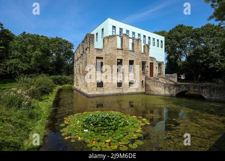 Bochum, Nordrhein-Westfalen, Deutschland - Schlosspark Weitmar. Park mit den Ruinen eines Herrenhauses aus dem 16.. Jahrhundert, dem Weitmar-Haus, einem ehemaligen nob Stockfoto