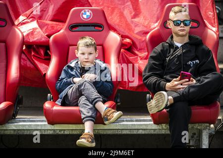 2022-05-24 13:19:07 EINDHOVEN - Ukrainische Kinder sehen sich eine Videobotschaft des ehemaligen PSV-Spielers Oleksandr Zinchenko im Philips Stadium an. Die Kinder wurden nach dem Finale der PSV Brainport Scholenchalle begrüßt, um einen Nachmittag lang Sport und Spiele spielen zu können. ANP ROB ENGELAAR niederlande aus - belgien aus Stockfoto