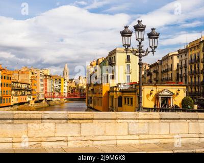 Farbenfrohe Häuser am Ufer des Flusses Onyar in der Altstadt von Girona - Spanien Stockfoto