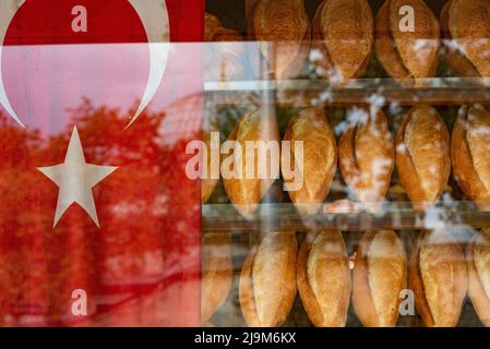 12. Oktober 2021, Istanbul, Türkei: Traditionelle türkische Brotlappen zum Verkauf in einem typischen Backwarenfenster neben einer türkischen Flagge (Bild: © John Wreford/SOPA Images via ZUMA Press Wire) Stockfoto