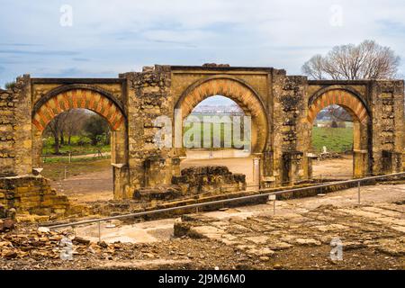 Bab al-Sudda, der große östliche Portikus, der als zeremonieller Eingang zum Alcazar diente - Madinat al-Zahra (die glänzende Stadt) - Cordoba, Spanien Stockfoto