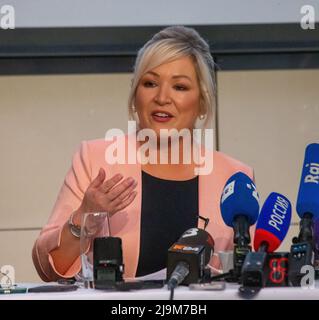 London, England, Großbritannien. 24.. Mai 2022. MICHELLE O'NEILL, Vizepräsidentin von Sinn Fein und erste Ministerin von Nordirland, wird während einer Pressekonferenz mit der Foreign Press Association in London gesehen. (Bild: © Tayfun Salci/ZUMA Press Wire) Stockfoto