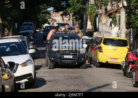 Rio de Janeiro, Rio de Janeiro, Brasilien: 24. Mai 2022, (INT) Polizeieinsatz mit 11 Toten in Rio de Janeiro. 24. Mai 2022, Rio de Janeiro, Brasilien: Mindestens 11 Menschen starben bei einem Zusammenstoß in Vila Cruzeiro in Penha, in der nördlichen Zone von Rio, in den frühen Morgenstunden des Dienstags (24). Die Militärpolizei sagt, dass 10 der Toten Kriminelle waren. Ein Bewohner starb auch, ein Opfer einer verirrten Kugel. Agenten versuchten, die im Komplex versteckten Anführer der Roten Kommandos zu verhaften und wurden gegen 4 Uhr morgens angeschossen. Elf Schulen in der Region sind geschlossen, Agenten des Spezialeinsatzbataillons (BOPE), der Bundespolizei Stockfoto