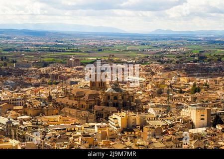 Die Kathedrale von Granada aus der Alcazaba im Alhambra-Komplex - Granada, Spanien Stockfoto