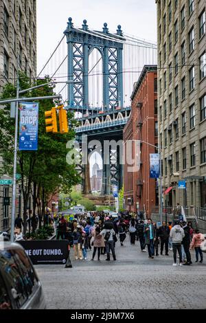 Brooklyn Bridge mit Empire State Building im Hintergrund Stockfoto