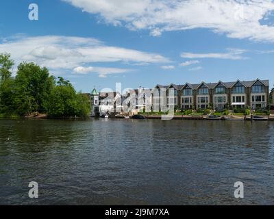 Blick über die Themse in Richtung alter und neuer Ufergrundstücke Maidenhead-Region, England, vom Thames Path aus, ein langer Fußweg Stockfoto