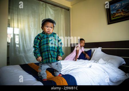 Kathmandu, Nepal. 24.. Mai 2022. Dor Bahadur Khapangi (18 Jahre alt) mit seiner Schwester, die er gesehen hat, bevor er ein offizielles Guinness-Weltrekord-Zertifikat erhielt, weil er der kürzeste Teenager war, der in Kathmandu lebt. Er wurde am 14.. November 2004 geboren, Khapangi misst durchschnittlich 73,43 cm (2 ft 4,9 inches). Kredit: SOPA Images Limited/Alamy Live Nachrichten Stockfoto