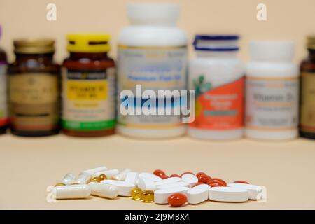 Medikamente oder Nahrungsergänzungsmittel auf beigem Hintergrund und Gläser mit Pillen auf dem Hintergrund. Stockfoto