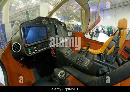 Cockpit eines leichten Sportflugzeuges Armaturenbrett, Lenkrad, Pilot- und Beifahrersitze. 15. Juni 2021. Kiew, Ukraine Stockfoto