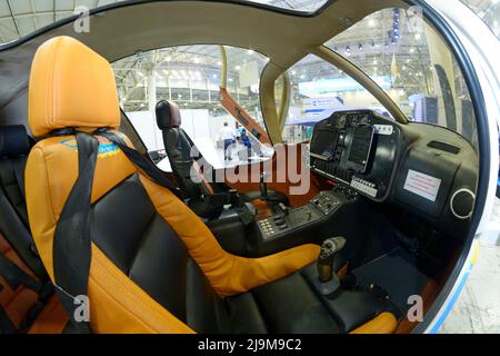 Cockpit eines leichten Sportflugzeuges Armaturenbrett, Lenkrad, Pilot- und Beifahrersitze. 15. Juni 2021. Kiew, Ukraine Stockfoto