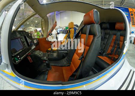 Cockpit eines leichten Sportflugzeuges Armaturenbrett, Lenkrad, Pilot- und Beifahrersitze. 15. Juni 2021. Kiew, Ukraine Stockfoto