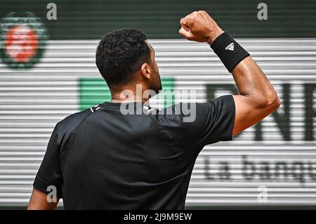 Paris, Frankreich - 24/05/2022, Jo-Wilfried TSONGA aus Frankreich feiert seinen Punkt während des dritten Tages von Roland-Garros 2022, French Open 2022, Grand Slam Tennisturnier am 24. Mai 2022 im Roland-Garros Stadion in Paris, Frankreich - Foto: Matthieu Mirville/DPPI/LiveMedia Stockfoto