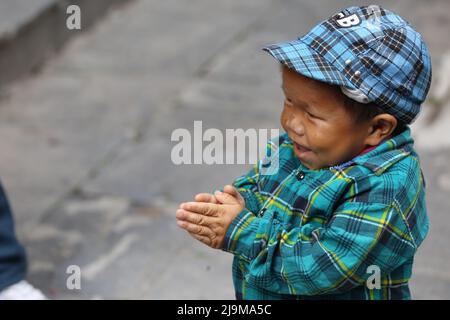 Kathmandu, Nepal. 24.. Mai 2022. Am 24. Mai 2022 in Kathmandu, Nepal. Guinness Weltrekordhalter der kürzesten lebenden Männer im Teenager Dor Bahadur Khapangigreet gegenüber den medienleuten bei der Vorbereitung des nepalesischen Tourismusbüros. Er misst die Khapangi-Höhe und beträgt 73,43 cm (2ft 4,9 Zoll) (Foto: Abhishek Maharjan/Sipa USA) Quelle: SIPA USA/Alamy Live News Stockfoto
