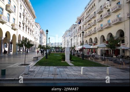 Thessaloniki, Griechenland. Blick am Morgen auf den Aristotelous-Platz, eine berühmte Touristenattraktion in Thessaloniki Griechenland mit Einwohnern und Touristen Stockfoto