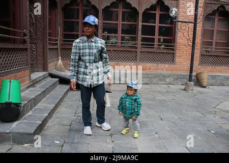 Kathmandu, Nepal. 24.. Mai 2022. Am 24. Mai 2022 in Kathmandu, Nepal. Guinness Weltrekordhalter der kürzesten lebenden Männer ist ein Teenager Dor Bahadur Khapangi, der mit seinem Bruder bei der Vorbereitung des nepalesischen Tourismusbüros ankommt. Er misst die Khapangi-Höhe und beträgt 73,43 cm (2ft 4,9 Zoll) (Foto: Abhishek Maharjan/Sipa USA) Quelle: SIPA USA/Alamy Live News Stockfoto