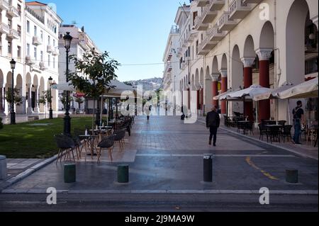 Thessaloniki, Griechenland. Blick am Morgen auf den Aristotelous-Platz, eine berühmte Touristenattraktion in Thessaloniki Griechenland mit Einwohnern und Touristen Stockfoto