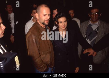 Bruce Willis und Demi Moore bei Der Premiere Von „ein paar gute Männer“ am 9. Dezember 1992 im Mann Village Theater in Westwood, Kalifornien. Quelle: Ralph Dominguez/MediaPunch Stockfoto