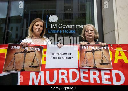 Damien Walshs Schwester Karen Walsh (links) und Mutter Marian Walsh (links), die von Damien getötet wurde, wurden 1993 von der UFF vor dem britischen Regierungszentrum des nordirischen Büros im Erskine House in Belfast getötet, aus Protest gegen die Probleme der britischen Regierung mit dem Altgesetz. Bilddatum: Dienstag, 24. Mai 2022. Stockfoto