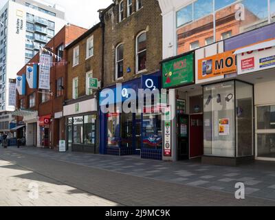 Geschäfte in der Fußgängerzone von Maidenhead, Stadtzentrum, High Street, in der Nähe von England, mit Zugang zum Einkaufszentrum Nicholsons Stockfoto