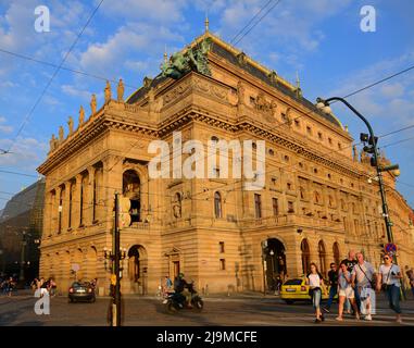 Prag, Tschechische Republik - 23,2018. JULI: Ein schönes Bild eines alten Gebäudes in einer belebten Straße, die an einem sonnigen Abend vor dem Hintergrund des blauen Himmels liegt. Stockfoto